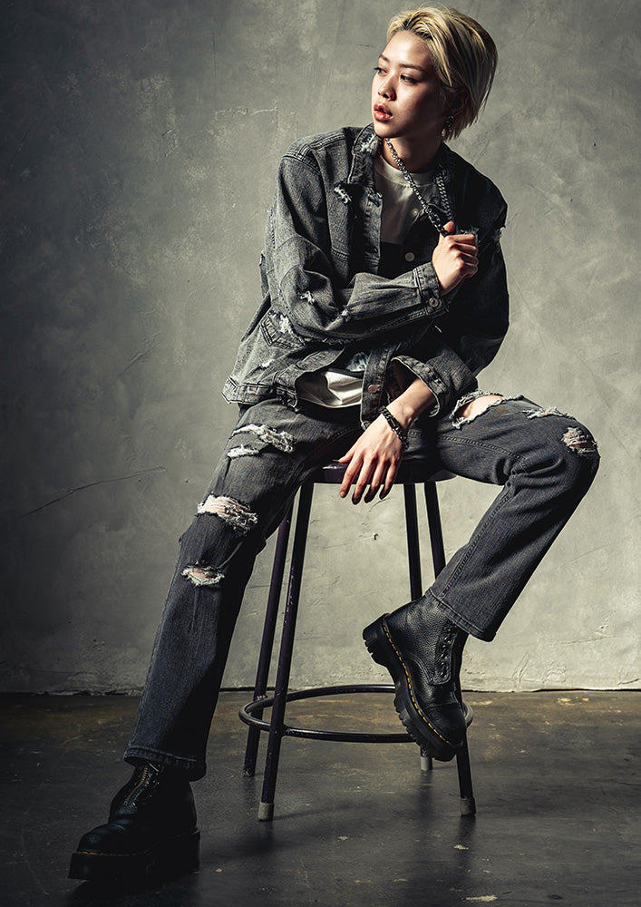 Distressed tapered denim pants